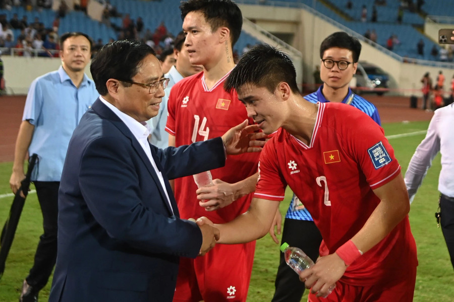Thủ tướng Chính phủ bắt tay động viên trung vệ Duy Mạnh. Ảnh: Mạnh Quân