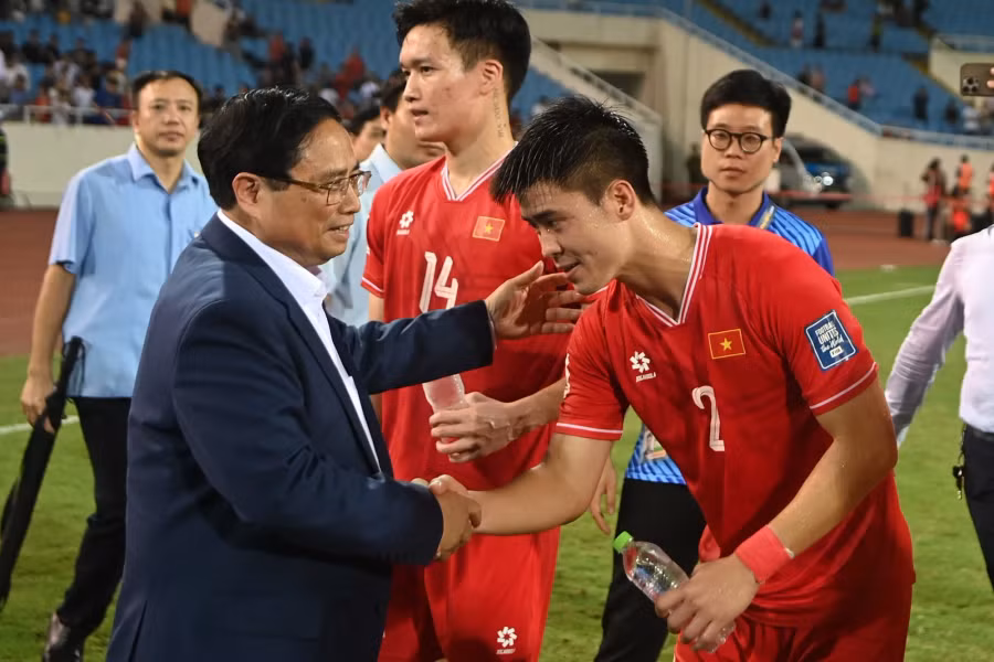 Thủ tướng Chính phủ bắt tay động viên trung vệ Duy Mạnh. Ảnh: Mạnh Quân