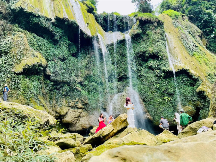 Du khách đến tham quan thác Nàng Tiên.