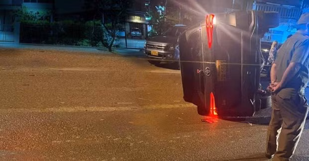 Cảnh sát Vientiane phát hiện gần 5,5 triệu viên ma túy tổng hợp giấu trong chiếc xe Fortuner bị lật do tai nạn. (Nguồn: Laotian Times)