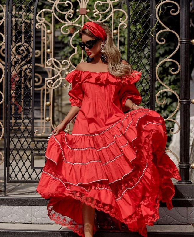 Phong cách quyến rũ đến từ những chi tiết trễ vai hay diềm bèo sẽ chinh phục trái tim của bất kì ai khi nhìn vào bạn, đặc biệt sắc đỏ đam mê rực cháy càng khiến mẫu váy này thêm sự ấn tượng kiêu sa Phong cách quyến rũ đến từ những chi tiết trễ vai hay diềm bèo sẽ chinh phục trái tim của bất kì ai khi nhìn vào bạn, đặc biệt sắc đỏ đam mê rực cháy càng khiến mẫu váy này thêm sự ấn tượng kiêu sa