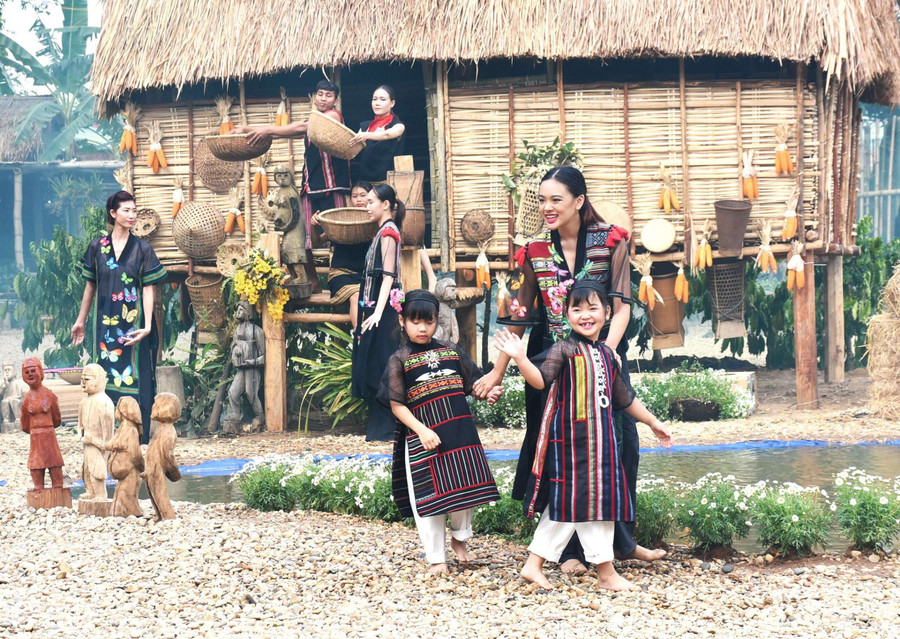 Thổ cẩm ngày càng vươn xa, trở thành sản phẩm thời trang, quà lưu niệm. Ảnh: N.P