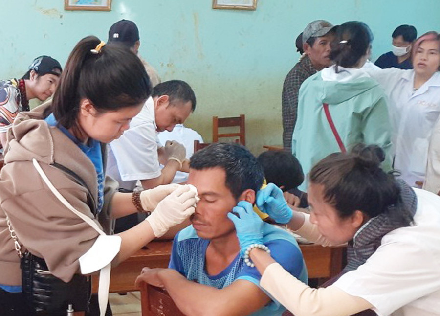 Đoàn thầy thuốc thiện nguyện Liên Hoa Tâm khám bệnh và tư vấn sức khỏe cho người dân xã Bar Maih, huyện Chư Sê. Ảnh: Hồng Ngọc