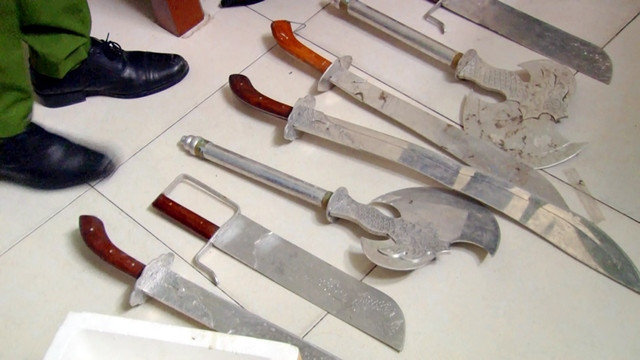 Một số hung khí công an thu giữ tại nơi ở và trên ô tô của Thạch vào năm 2020.