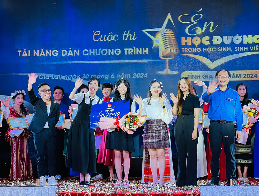 Ban tổ chức trao giải Én vàng cho thí sinh Đào Bích Ngân. Ảnh: M.N Ban tổ chức trao giải Én vàng cho thí sinh Đào Bích Ngân. Ảnh: M.N