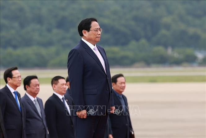 Thủ tướng Phạm Minh Chính nghe quân nhạc cử Quốc thiều. Ảnh: Dương Giang/TTXVN