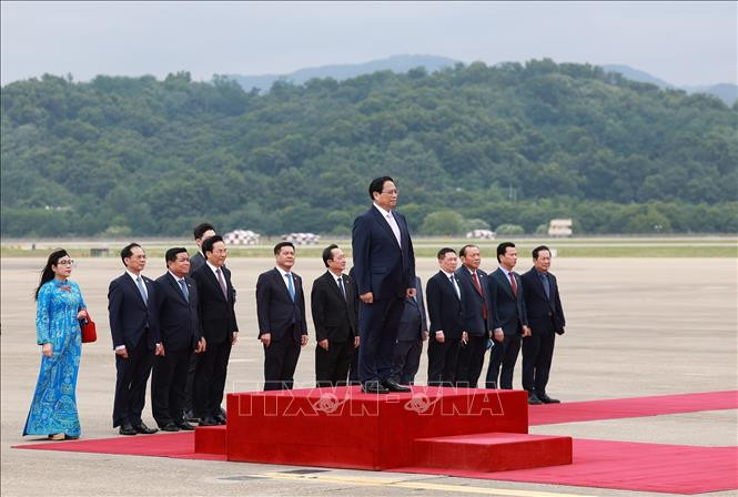 Thủ tướng Phạm Minh Chính nghe quân nhạc cử Quốc thiều. Ảnh: Dương Giang/TTXVN