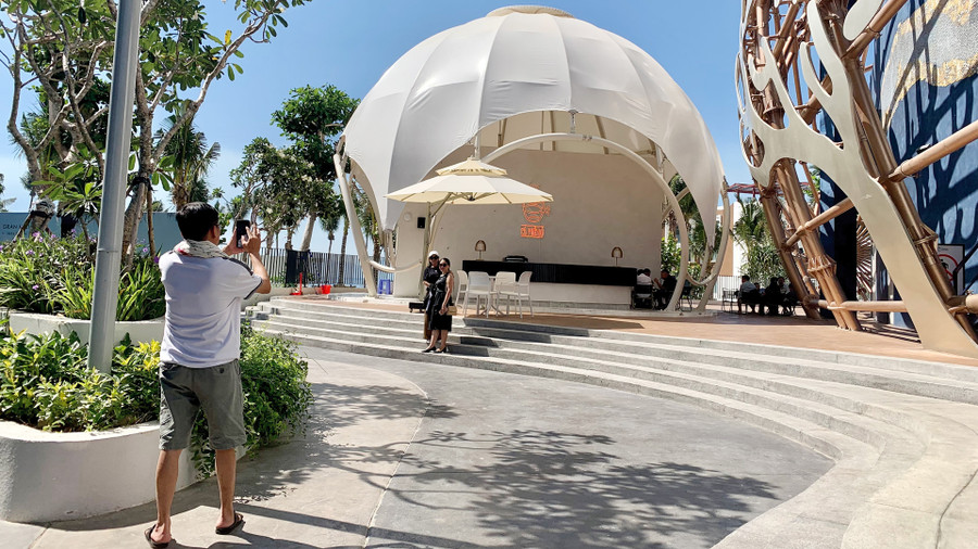 Bên ngoài nhà hát có nhiều khu vực check-in hấp dẫn Bên ngoài nhà hát có nhiều khu vực check-in hấp dẫn