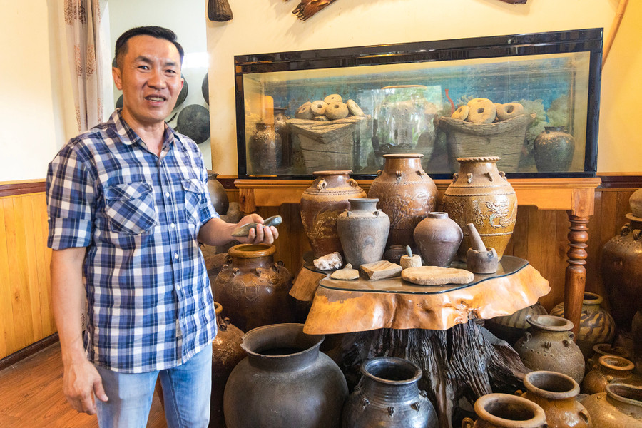 Anh Huỳnh Đăng Hiền bên Bộ sưu tập đồ gốm cổ. Ảnh: NB