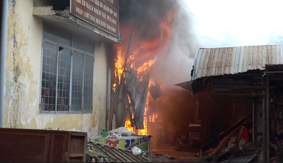 Đám cháy bùng lên, lan rộng ra nhiều khu vực khác bên trong chợ. Ảnh: B.T