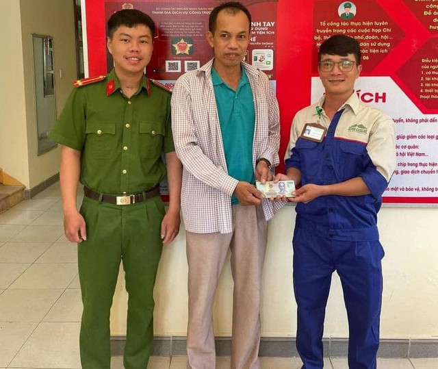 Khi 'không tham của rơi' trở thành văn hóa - Ảnh 1. Anh Cảnh (bìa phải) trả lại tiền cho người đánh rơi. Ảnh: THANH LỘC