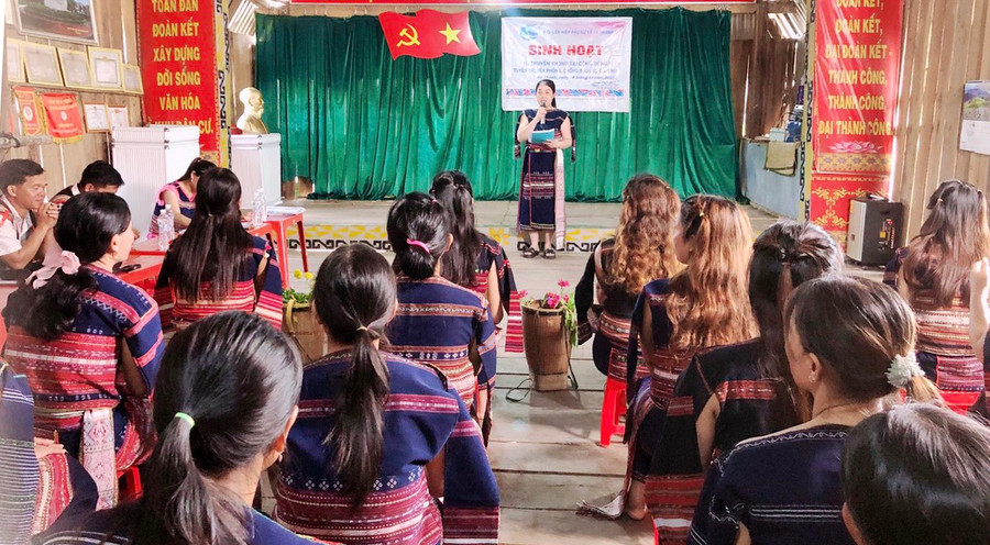 Một buổi sinh hoạt của thành viên mô hình “Địa chỉ tin cậy” ở làng Bút, xã An Thành, huyện Đak Pơ. Ảnh: T.D