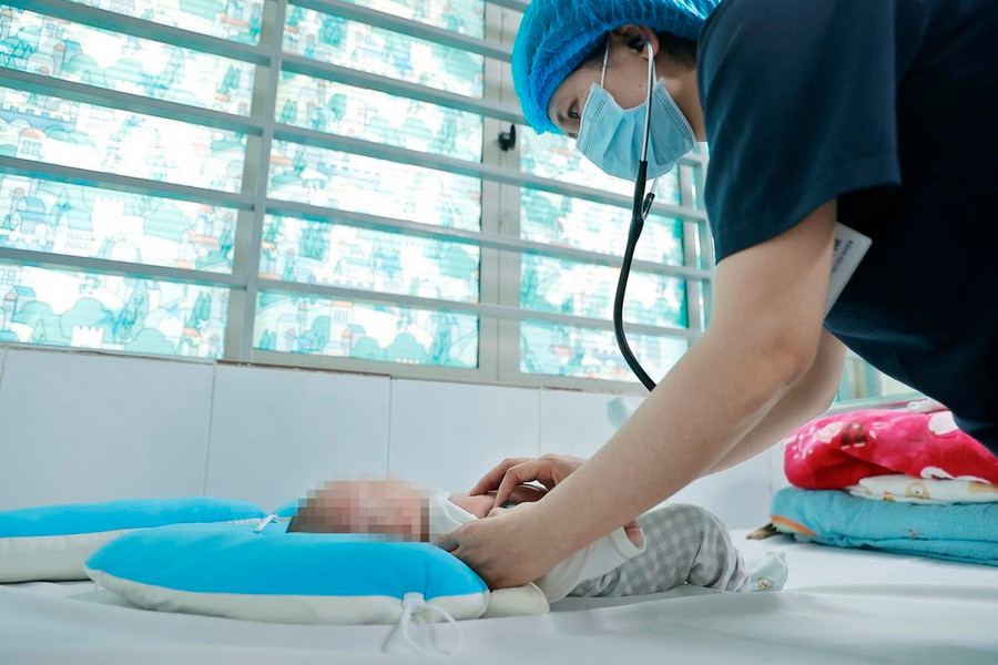 Bác sỹ khám cho một bệnh nhi hơn 2 tháng tuổi mắc ho gà đang điều trị tại Trung tâm bệnh Nhiệt đới-Bệnh viện Nhi Trung ương. (Ảnh: Minh Quyết/TTXVN) Bác sỹ khám cho một bệnh nhi hơn 2 tháng tuổi mắc ho gà đang điều trị tại Trung tâm bệnh Nhiệt đới-Bệnh viện Nhi Trung ương. (Ảnh: Minh Quyết/TTXVN)