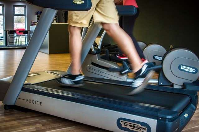 Đi bộ nhanh và chậm rãi các quãng xen kẽ có thể giúp người đột quỵ cải thiện sức khỏe tốt hơn - Ảnh minh họa: MEDICAL XPRESS Đi bộ nhanh và chậm rãi các quãng xen kẽ có thể giúp người đột quỵ cải thiện sức khỏe tốt hơn - Ảnh minh họa: MEDICAL XPRESS