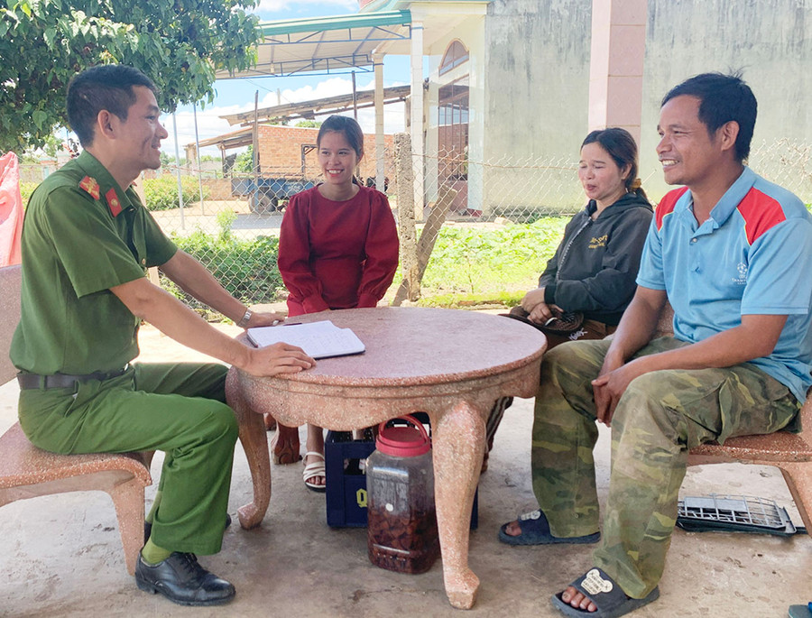 Cán bộ Công an xã Ayun tuyên truyền pháp luật cho người dân làng Đê Kjiêng. Ảnh: R&apos;Ô HOK