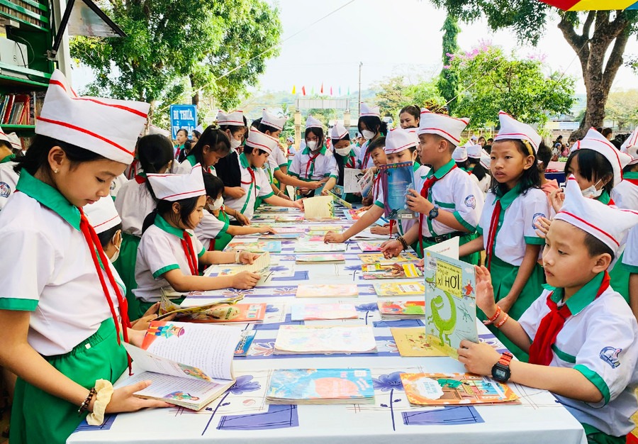 Học sinh Trường Tiểu học Trưng Vương (xã Bình Giáo) háo hức tham gia Ngày hội đọc sách. Ảnh: N.H Học sinh Trường Tiểu học Trưng Vương (xã Bình Giáo) háo hức tham gia Ngày hội đọc sách. Ảnh: N.H