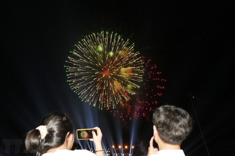 Người dân xem bắn pháo hoa nghệ thuật tại lễ khai mạc Hội Xuân núi Bà Đen năm 2024. (Ảnh: Minh Phú/TTXVN)