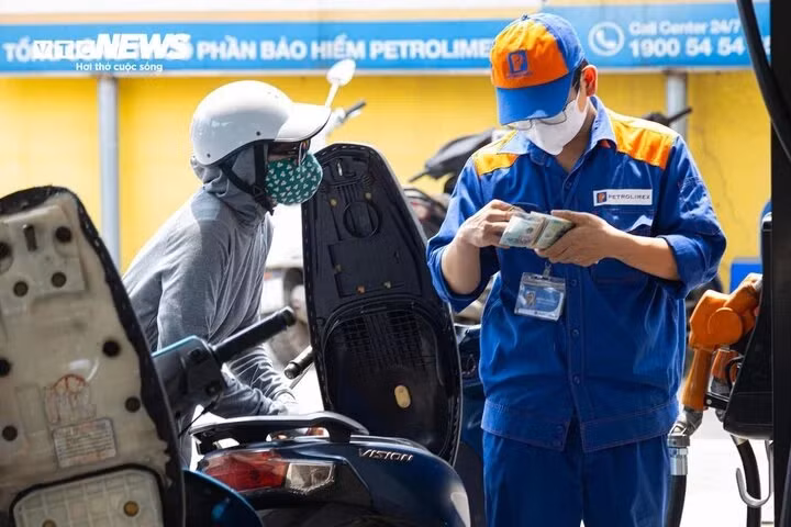 Giá xăng dự báo giảm mạnh trong kỳ điều hành chiều nay 9/5. (Ảnh minh họa: Minh Đức).