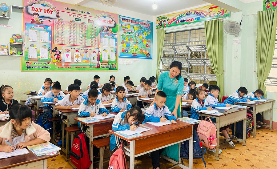 Cô Phương luôn tiên phong trong đổi mới phương pháp giảng dạy. Ảnh: Mai Ka Cô Phương luôn tiên phong trong đổi mới phương pháp giảng dạy. Ảnh: Mai Ka