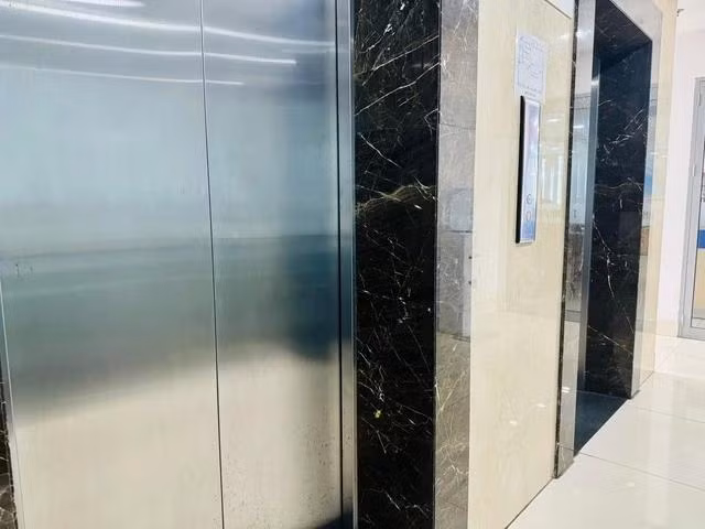 Có nhiều nguyên nhân dẫn đến thang bị kẹt như lỗi phần mềm của hệ điều khiển, thang máy bị chập điện. Ảnh DƯƠNG LAN