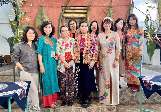 Các họa sĩ nữ Việt Nam tại triển lãm.