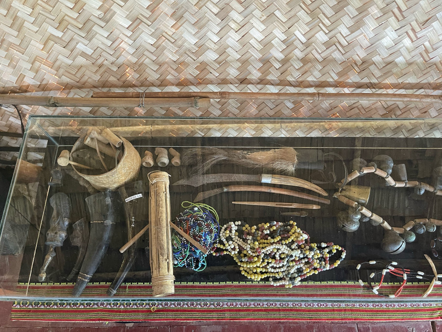 Bộ cườm cổ bằng đá quý, thạch anh được sưu tầm cách đây hơn 20 năm, đây là hiện vật được tìm thấy tại vùng An Khê. Ảnh: Hoàng Ngọc