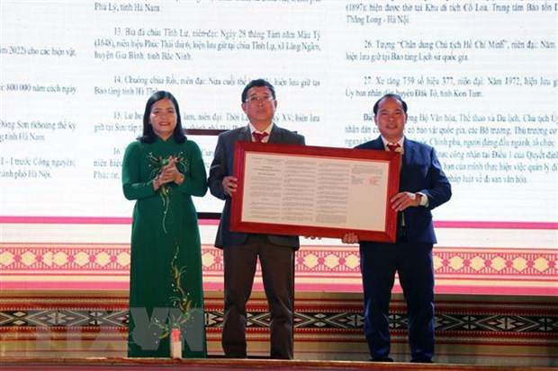 Đại diện Ủy ban Nhân dân tỉnh Kon Tum trao Quyết định của Thủ tướng Chính phủ công nhận Bảo vật Quốc gia đối với xe tăng T59 số hiệu 377 cho huyện Đăk Tô. (Ảnh: Khoa Chương/TTXVN) Đại diện Ủy ban Nhân dân tỉnh Kon Tum trao Quyết định của Thủ tướng Chính phủ công nhận Bảo vật Quốc gia đối với xe tăng T59 số hiệu 377 cho huyện Đăk Tô. (Ảnh: Khoa Chương/TTXVN)