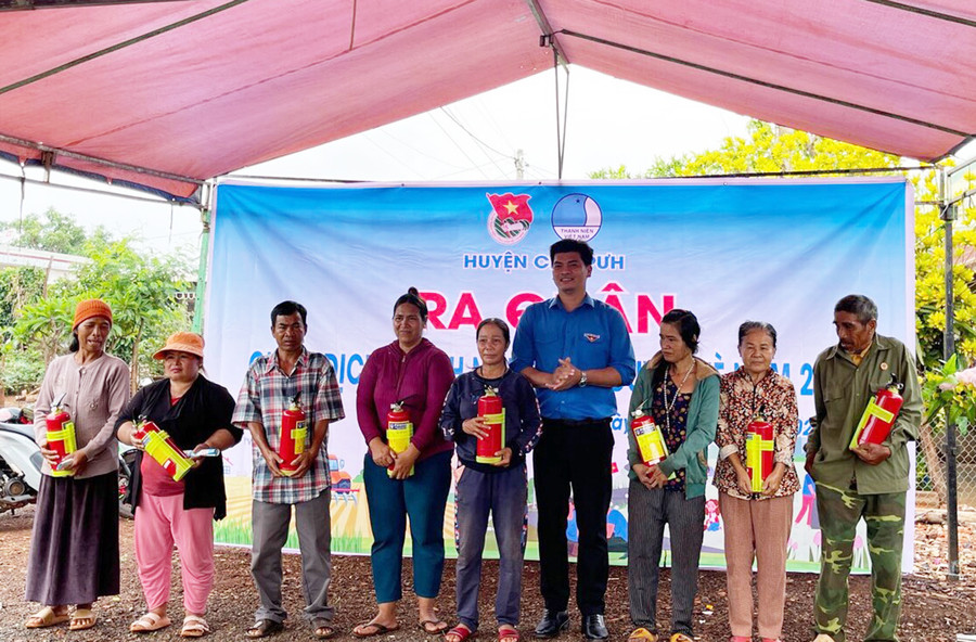 Đại diện Huyện Đoàn Chư Pưh trao bình chữa cháy cho các hộ có hoàn cảnh khó khăn trong thôn Plei Kia, thị trấn Nhơn Hòa. Ảnh: P.D Đại diện Huyện Đoàn Chư Pưh trao bình chữa cháy cho các hộ có hoàn cảnh khó khăn trong thôn Plei Kia, thị trấn Nhơn Hòa. Ảnh: P.D