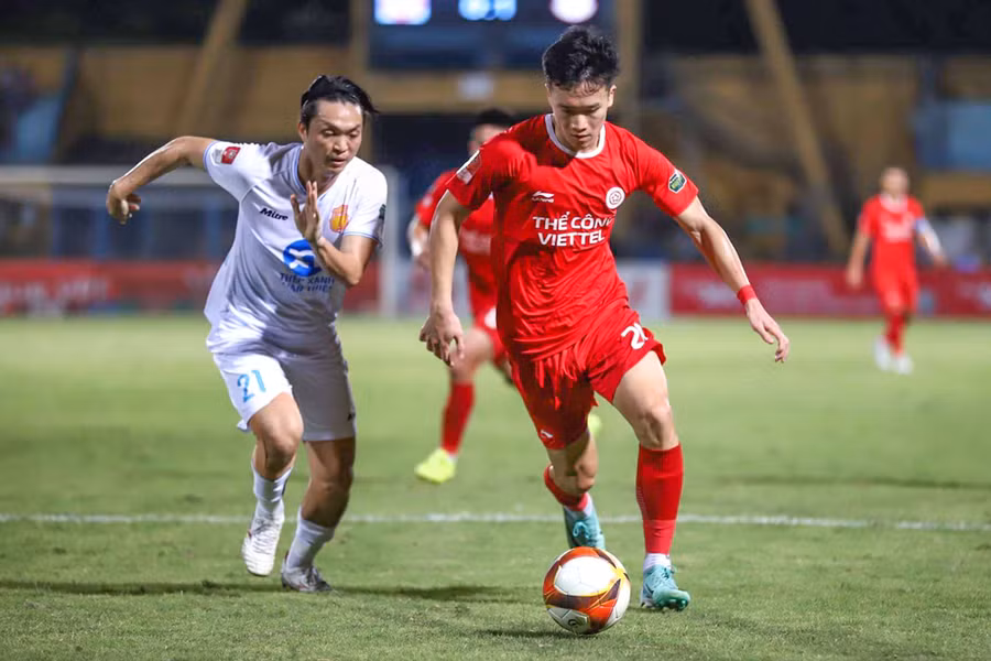 Hoàng Đức (áo đỏ) và Tuấn Anh có thể là cặp tiền vệ của Đội tuyển Việt Nam dưới thời tân huấn luyện viên Kim Sang-sik. (Ảnh: Việt Anh/Vietnam+)