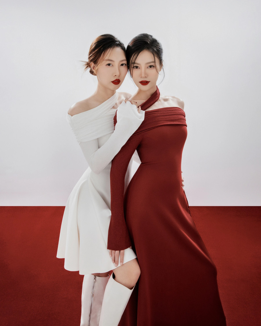 Trong 15 năm hoạt động nghệ thuật, chị họ Lan Anh của Ninh Dương Lan Ngọc là người đồng hành với nữ chính Gái già lắm chiêu 3 trong công việc lẫn cuộc sống ngay từ những ngày đầu cô vào nghề. Thời điểm đầu sự nghiệp, Lan Anh luôn là người đưa đón, chở em gái đi quay phim khắp nơi để Lan Ngọc theo đuổi giấc mơ điện ảnh của mình. Ảnh: Trí Nghĩa Trong 15 năm hoạt động nghệ thuật, chị họ Lan Anh của Ninh Dương Lan Ngọc là người đồng hành với nữ chính Gái già lắm chiêu 3 trong công việc lẫn cuộc sống ngay từ những ngày đầu cô vào nghề. Thời điểm đầu sự nghiệp, Lan Anh luôn là người đưa đón, chở em gái đi quay phim khắp nơi để Lan Ngọc theo đuổi giấc mơ điện ảnh của mình. Ảnh: Trí Nghĩa