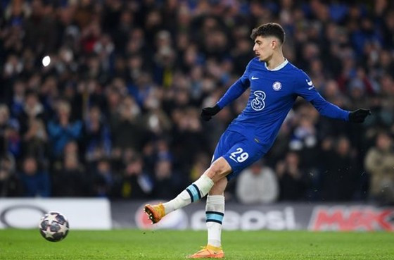 Kai Havertz bất chấp áp lực khủng khiếp đã thành công với cú sút phạt đền thứ 2. Kai Havertz bất chấp áp lực khủng khiếp đã thành công với cú sút phạt đền thứ 2.
