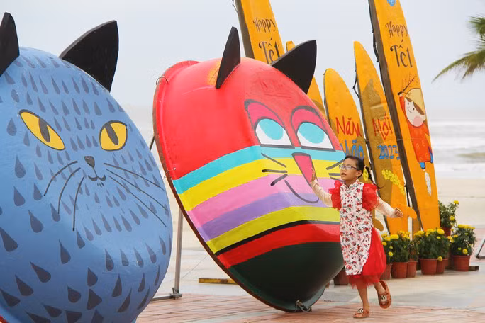 Đây là các bức tranh vẽ linh vật mèo, các hoạt động du lịch ấn tượng của thành phố biển