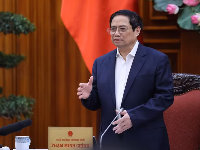 Thủ tướng nhấn mạnh trong lúc người dân, doanh nghiệp đang gặp khó khăn, Chính phủ, các bộ, ngành, địa phương phải đồng hành và sử dụng hết các công cụ của Nhà nước để chia sẻ, hỗ trợ, trên tinh thần "hài hòa lợi ích, chia sẻ rủi ro" - Ảnh: VGP/Nhật Bắc