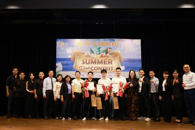 BARTENDER - nghề chất của người trẻ - Ảnh 4. Dù là dân không chuyên và phải thi trong tháng cao điểm học tập, Thiên Phúc (giữa, áo trắng, đeo kính) vẫn xuất sắc đoạt giải cao nhất cuộc thi Summer Drink Contest 2023. Ảnh: THẢO PHẠM