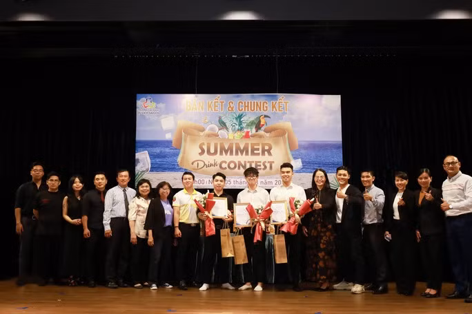 Dù là dân không chuyên và phải thi trong tháng cao điểm học tập, Thiên Phúc (giữa, áo trắng, đeo kính) vẫn xuất sắc đoạt giải cao nhất cuộc thi Summer Drink Contest 2023. Ảnh: THẢO PHẠM