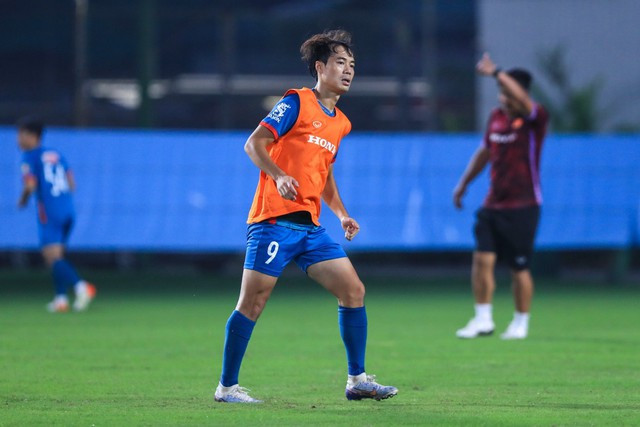 Văn Toàn nỗ lực thể hiện trong buổi tập. Ảnh: MINH TÚ