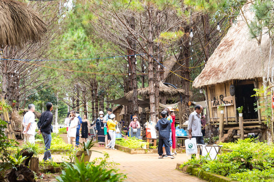 Quang cảnh Chợ phiên Măng Đen. Ảnh: NB