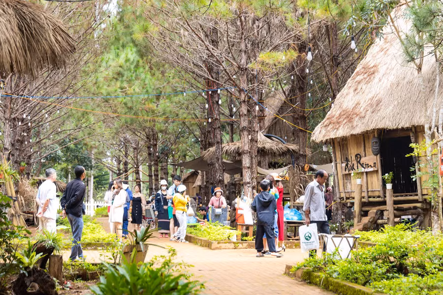Quang cảnh Chợ phiên Măng Đen. Ảnh: NB