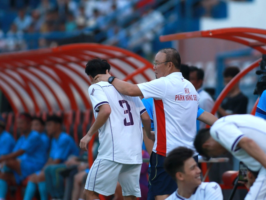 Cú "bóp cổ" yêu thương của ông Park với Văn Toàn. Ảnh Khang Nguyên Cú "bóp cổ" yêu thương của ông Park với Văn Toàn. Ảnh Khang Nguyên