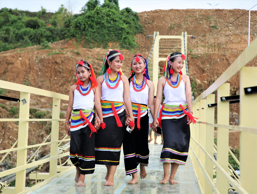 Cầu kính - sản phẩm du lịch mới của Bắc Trà My được nâng cấp từ cầu treo. Cầu kính - sản phẩm du lịch mới của Bắc Trà My được nâng cấp từ cầu treo.