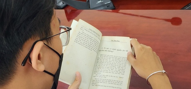 Hình thức “phạt” học sinh vi phạm nội quy, kỷ luật bằng cách đọc và viết cảm nhận về một cuốn sách có ý nghĩa khuyến khích các em đọc sách, hình thành thói quen đọc sách. Ảnh minh họa