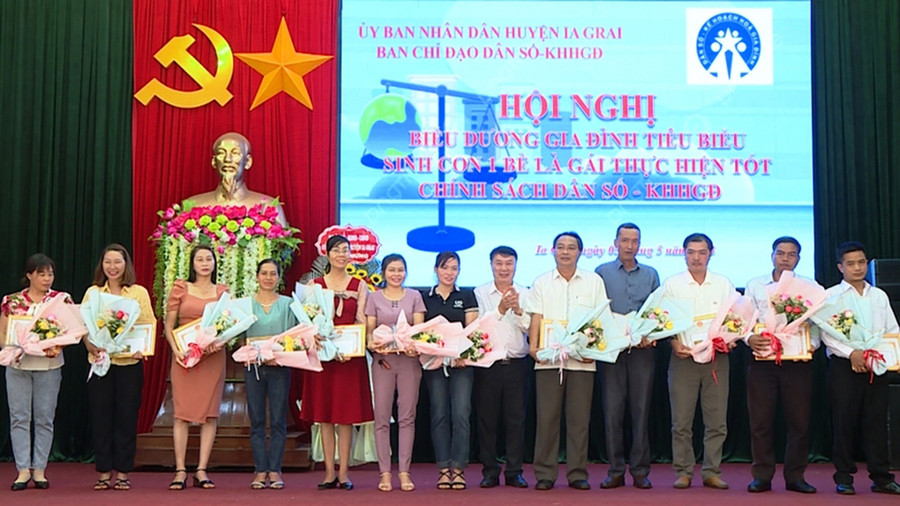 Huyện Ia Grai biểu dương các gia đình tiêu biểu. Ảnh: Nguyễn Nhiễu Huyện Ia Grai biểu dương các gia đình tiêu biểu. Ảnh: Nguyễn Nhiễu