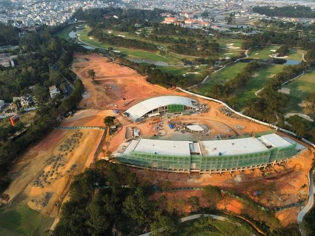 Công trình tòa nhà câu lạc bộ golf trong Đồi Cù. Ảnh: Bá Duy Công trình tòa nhà câu lạc bộ golf trong Đồi Cù. Ảnh: Bá Duy