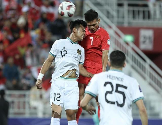 Đội tuyển Indonesia (áo trắng) thắng Việt Nam ở Asian Cup. Ảnh: NGỌC LINH