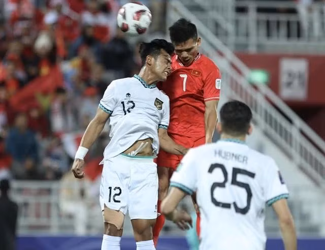 Đội tuyển Indonesia (áo trắng) thắng Việt Nam ở Asian Cup. Ảnh: NGỌC LINH