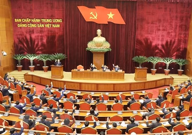 Các đại biểu biểu quyết thông qua chương trình hội nghị. (Ảnh: Trí Dũng/TTXVN)