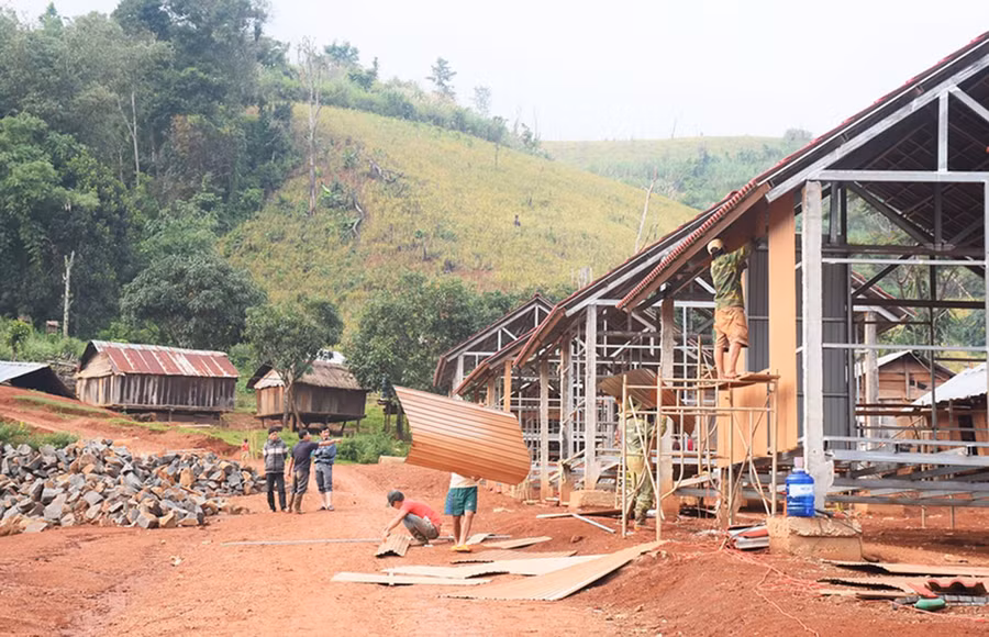 Làng Hà Đừng (xã Đak Rong, huyện Kbang) trước thời điểm hoàn thiện nhà ở cho các hộ dân về nơi ở mới. Ảnh: Minh Nguyễn