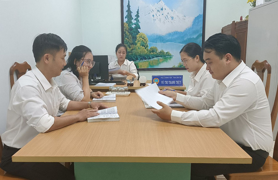 Cán bộ, công chức TAND TP. Pleiku trao đổi nghiệp vụ nâng cao chất lượng xét xử, giải quyết các vụ án. Ảnh: R.H