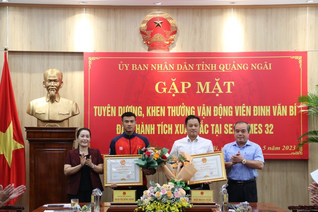 Lãnh đạo tỉnh Quảng Ngãi trao bằng khen cho võ sĩ Đinh Văn Bí (thứ hai từ trái sang). ẢNH: N.ĐỒNG Lãnh đạo tỉnh Quảng Ngãi trao bằng khen cho võ sĩ Đinh Văn Bí (thứ hai từ trái sang). ẢNH: N.ĐỒNG