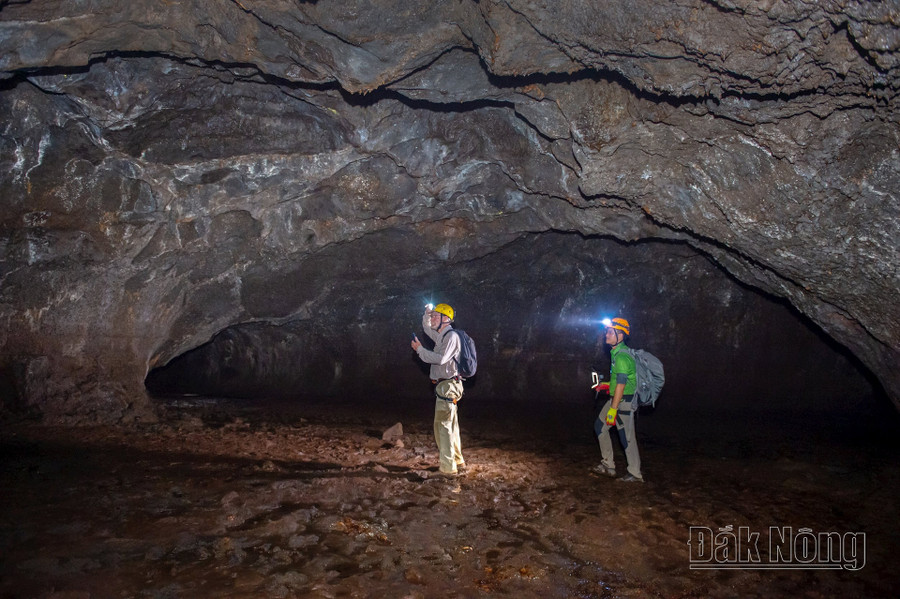 Các nhà khoa học khám phá hang động thuộc CVĐCTC UNESCO Đắk Nông (Ảnh Ngô Minh Phương) Các nhà khoa học khám phá hang động thuộc CVĐCTC UNESCO Đắk Nông (Ảnh Ngô Minh Phương)
